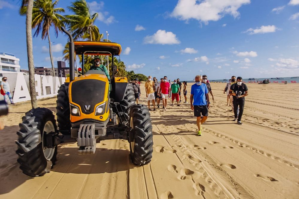 Cícero Lucena durante vistoria para limpeza da orla de João Pessoa. (Foto: Sérgio Lucena/PMJP/Arquivo)
