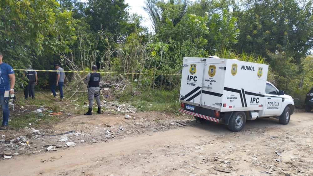 Perícia faz análise do local onde o corpo foi encontrado. (Foto: Carlos Augusto/RTC)