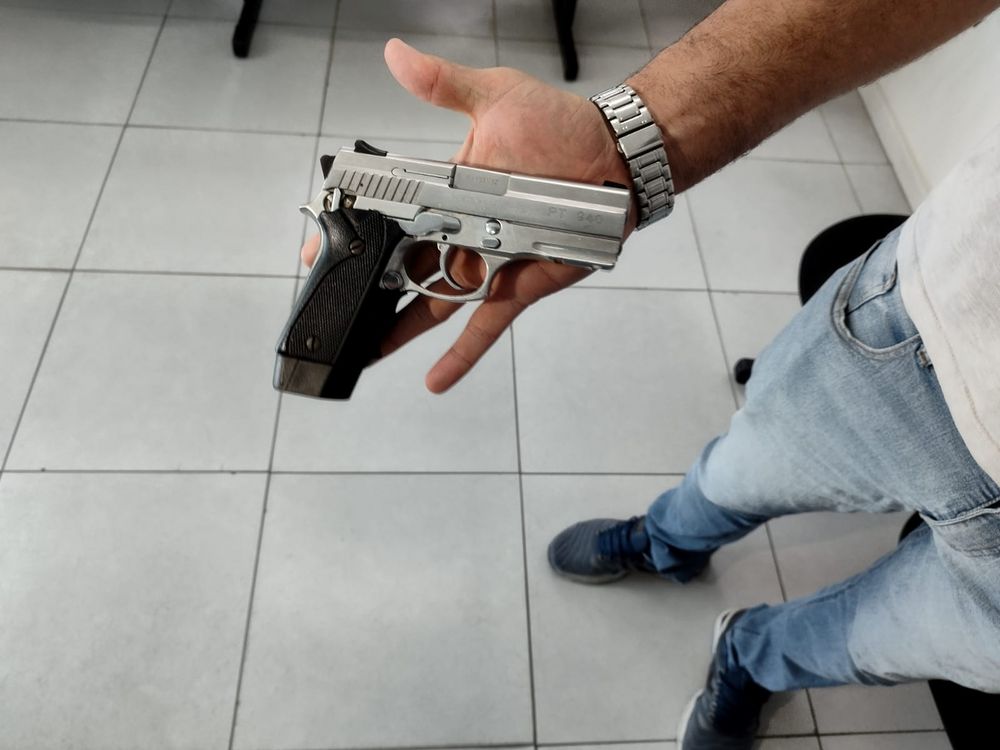 Arma foi apreendida pela polícia. (Foto: Pollyana Sorrentino/RTC)