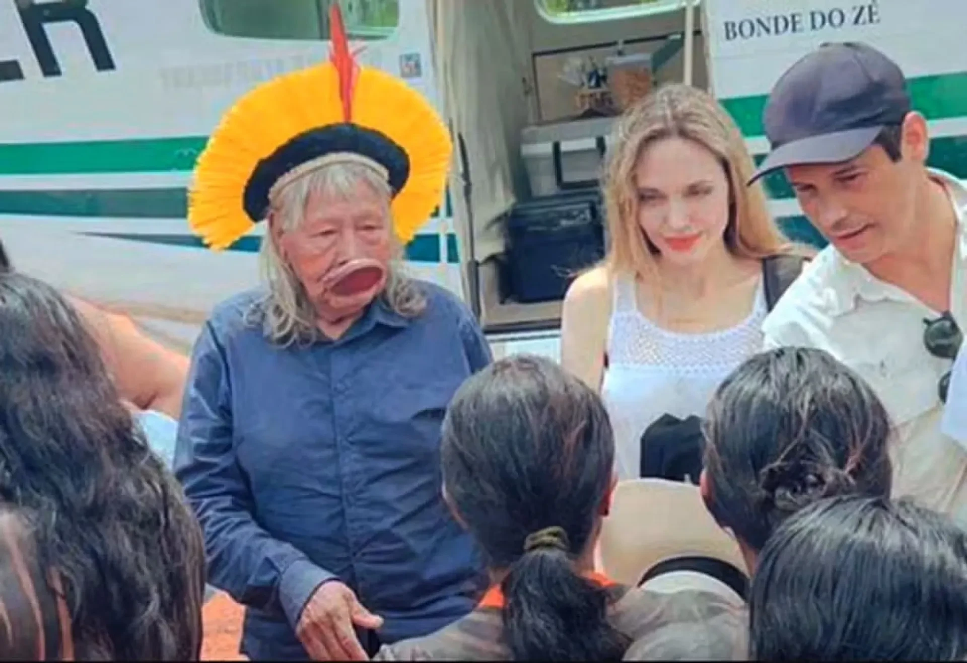 Angelina Jolie visita aldeia indigena no MT e se encontra com Raoni 02