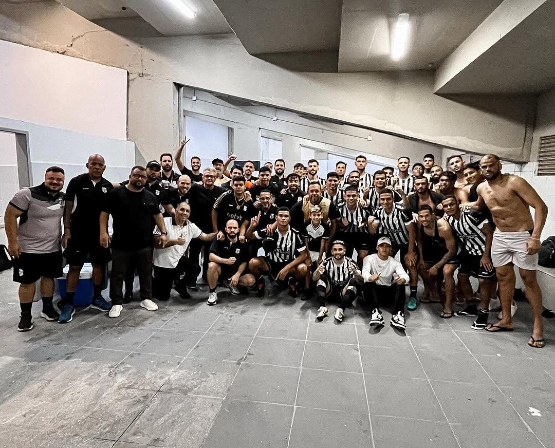 ELENCO DO TREZE COMEMORA VITÓRIA NO PARAIBANO