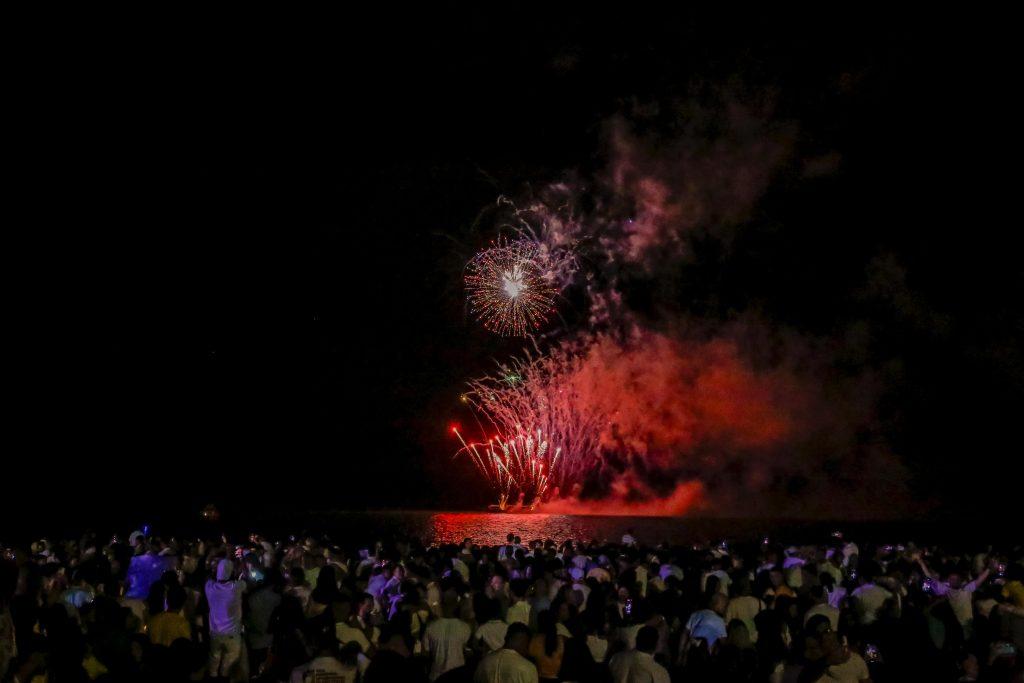 Celebração e queima de fogos marcam virada do ano na orla de João Pessoa