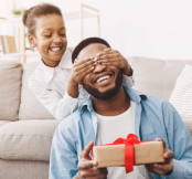 A astrologia ajuda a encontrar o presente certo para o pai de cada signo (Imagem: Prostock-studio | Shutterstock)