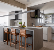 A bancada é um elemento versátil e funcional no ambiente (Projeto: Rawi Arquitetura + Design | Imagem: Rafael Renzo)