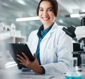 Novas profissões unem ciência, dados e tecnologia para transformar o futuro da medicina (Imagem: PeopleImages | Shutterstock)