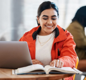 A regência é dividida em verbal e nominal (Imagem: PeopleImages | Shutterstock)