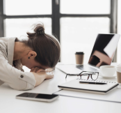 O "quiet cracking" pode ser resultado do estresse e do excesso de cobrança sem reconhecimento no trabalho (Imagem: Kite_rin | Shutterstock)