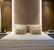 Os livros podem tornar a decoração mais charmosa e funcional (Projeto: VilaVille Arquitetura e Interiores | Imagem: Robson Fotógrafo)