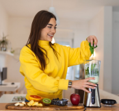 O consumo de vitaminas caseiras pode ajudar no ganho de massa muscular (Imagem: Photoroyalty | Shutterstock)