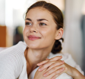 A maquiagem com pele natural, viço saudável, toque corado e luminosidade discreta é a grande tendência desta primavera (Imagem: ShotPrime Studio | Shutterstock)