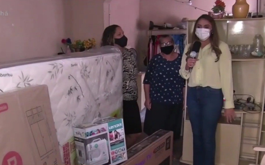 Anne Gomes entrega prêmios a vencedora de promoção