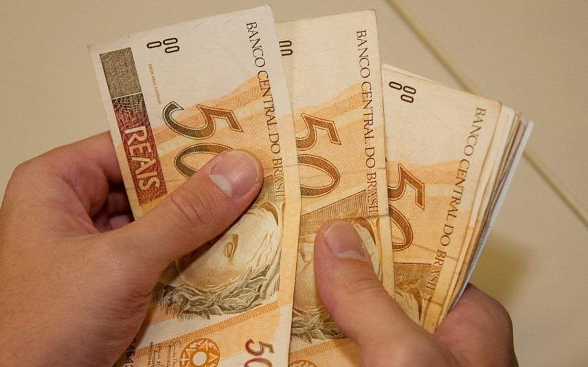 O ato de adquirir bens, por exemplo, deve ser acompanhado de muita prudência a fim de evitar o endividamento