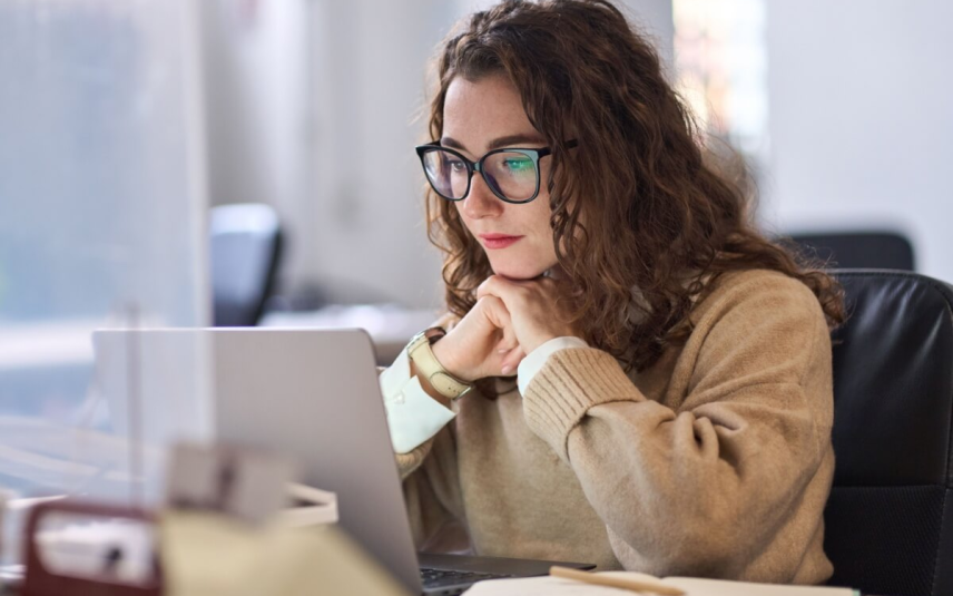 A depressão funcional causa sentimento persistente de vazio, fadiga emocional e perda de sentido na vida (Imagem: insta_photos | Shutterstock)