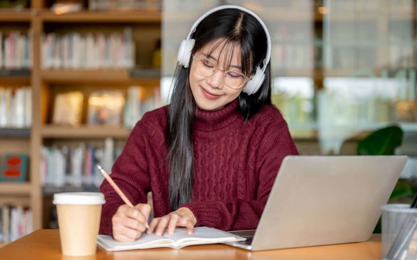 A redação é uma das etapas mais importantes da prova do Enem (Imagem: BongkarnGraphic | Shutterstock)