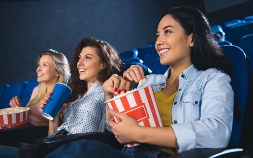 Com títulos de estilos distintos, a diversidade das estreias mostra que sempre há algo novo para conhecer e se emocionar (Imagem: LightField Studios | Shutterstock)