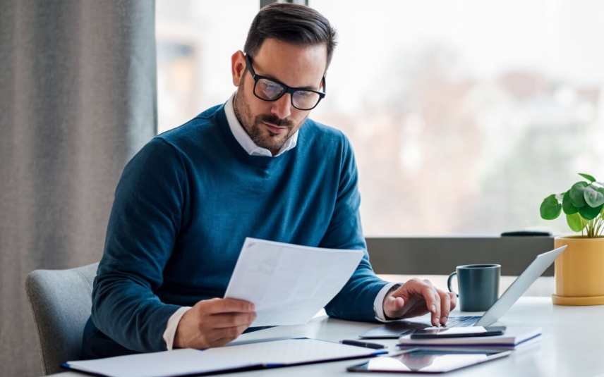 É importante não deixar para organizar as finanças da empresa apenas em dezembro (Imagem: Moon Safari | Shutterstock)