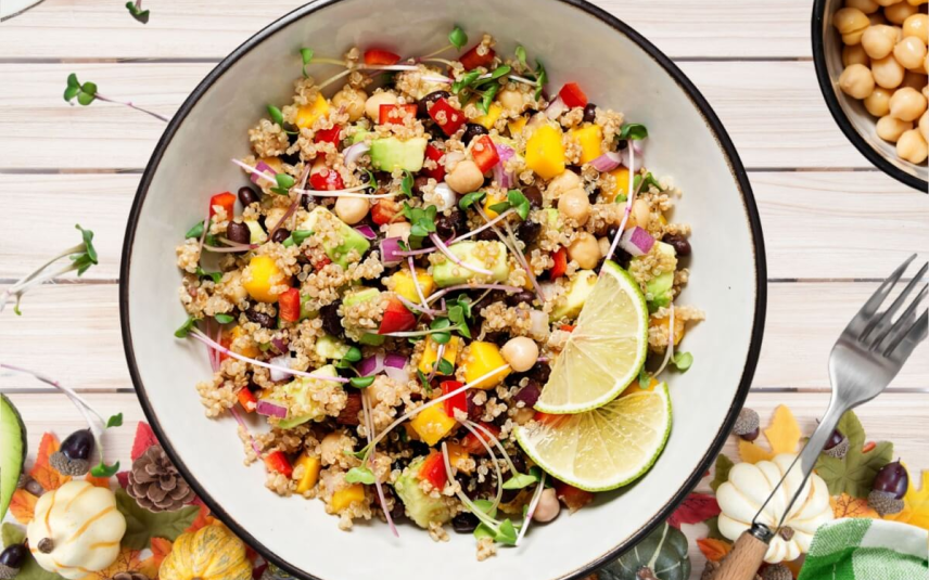 Salada de quinoa com grão-de-bico e abacate (Imagem: Jbi Shah | Shutterstock)