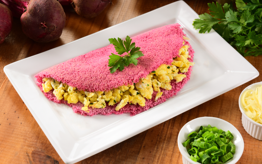 Tapioca de beterraba com ovo mexido (Imagem: Marcelo_Krelling | Shutterstock)