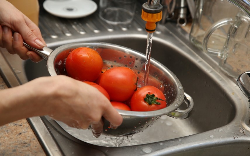 Confira algumas dicas de como fazer para garantir a desinfecção das comidas.