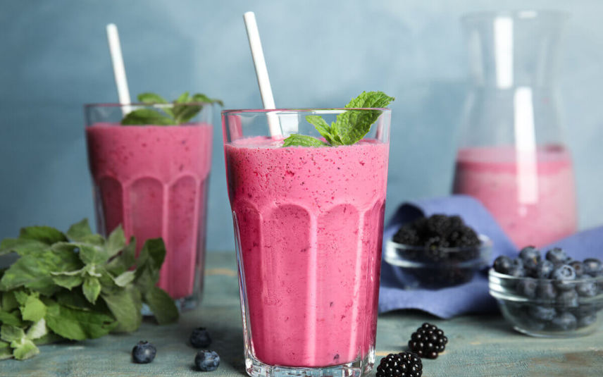 Vitamina de amora com mirtilo (Imagem: New Africa | Shutterstock)